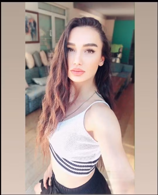 Yagmur kết hôn với Asik vào năm 2012 và đã có với nhau 3 mặt con.