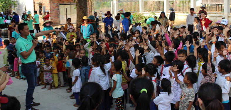 Thầy Dương Văn Vấn tổ chức sinh hoạt và hướng dẫn kỹ năng giao tiếp cho các em nhỏ tại làng Kon Du - xã Tân Lập.