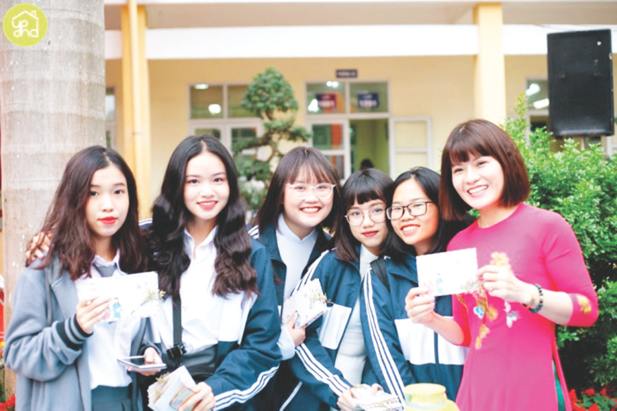 Cô Nguyễn Thị Nhiếp cùng học sinh thân yêu của mình Cô Nguyễn Thị Nhiếp cùng học sinh thân yêu của mình