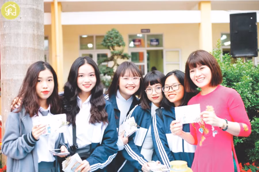 Cô Nguyễn Thị Nhiếp cùng học sinh thân yêu của mình