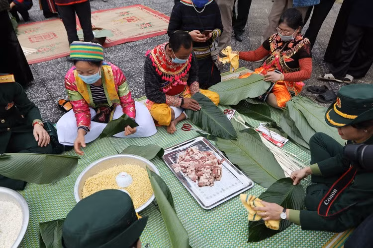 Chương trình “Gói bánh chưng xanh cùng người nghèo ăn Tết” được tổ chức trước Tết Nguyên đán.