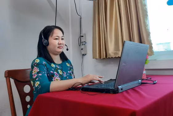 Giáo viên Trường THCS-THPT Đào Duy Anh (Quận 6) có mặt tại trường để dạy học trực tuyến (ảnh chụp ngày 22/2). Ảnh: NTCC 