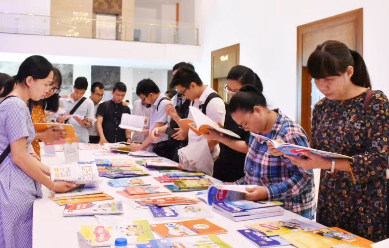 Công tác tham khảo và chọn sách giáo khoa tại TPHCM.