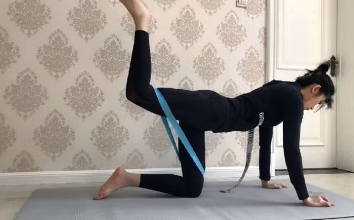 5 bài tập với dây thun cho vòng 3 đầy đặn tức thì ảnh 4