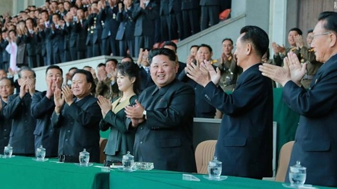 Bà Ri xuất hiện cùng chồng và hàng loạt quan chức thuộc Ủy ban Văn hóa, Thể dục và Thể thao nhà nước Triều Tiên. Những lần xuất hiện hiếm hoi của đệ nhất phu nhân Triều Tiên