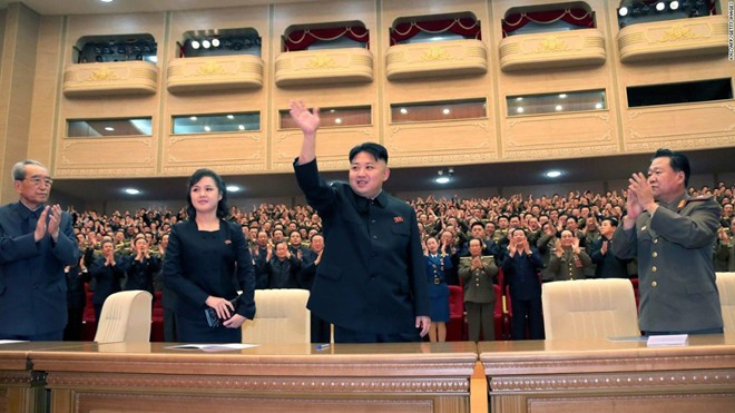 Trong bức ảnh công bố tháng 5/2013, bà Ri cùng chồng dự buổi trình diễn văn nghệ của Lực lượng Vũ trang Nhân dân Triều Tiên ở thủ đô Bình Nhưỡng. Các nhà quan sát chưa thể xác định vai trò của bà Ri trong chính phủ Triều Tiên dù truyền thông nước này từng gọi đệ nhất phu nhân là “đồng chí”. Những lần xuất hiện hiếm hoi của đệ nhất phu nhân Triều Tiên