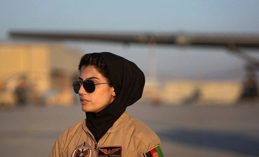 Ngắm nhan sắc nữ phi công duy nhất của quân đội Afghanistan ảnh 5 Ngắm nhan sắc nữ phi công duy nhất của quân đội Afghanistan ảnh 5