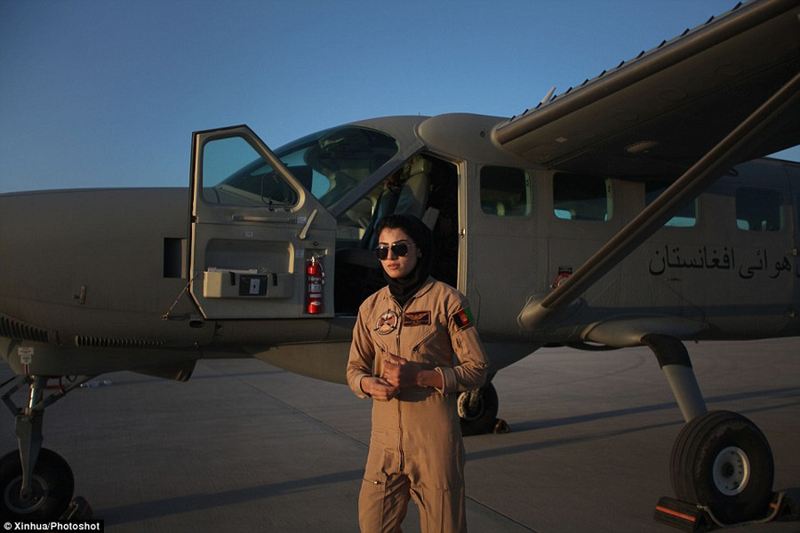 Ngắm nhan sắc nữ phi công duy nhất của quân đội Afghanistan ảnh 2 Ngắm nhan sắc nữ phi công duy nhất của quân đội Afghanistan ảnh 2
