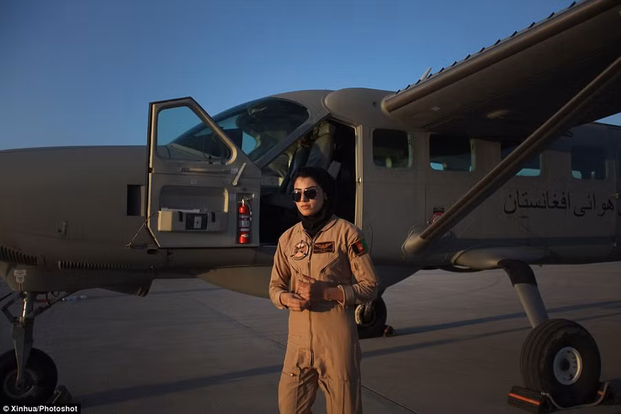 Ngắm nhan sắc nữ phi công duy nhất của quân đội Afghanistan ảnh 2