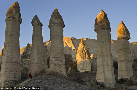 Mỗi năm, Cappadocia thu hút hàng triệu lượt khách du lịch tới đây thăm quan cảnh đẹp kỳ thú này. Mô tả ảnh.