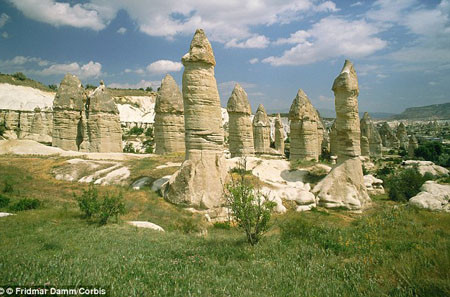 Những khối đã này được hình thành từ các khối đá núi lửa bị bào mòn, sụt lún. Ước tính quá trình này diễn ra từ 3 - 9 triệu năm trước. Dưới tác động của gió và nước, những tảng đá núi lửa bị mài mòn thành các hình dạng đặc biệt như hình nón, nấm và cả hình “cậu nhỏ” của đàn ông. Mô tả ảnh.