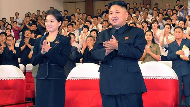 Bà Ri xuất hiện lần đầu tiên bên cạnh nhà lãnh đạo Kim Jong Un trong bức ảnh được công bố tháng 7/2012 khi họ xem ban nhạc Moranbong nổi tiếng trình diễn tại thủ đô Bình Nhưỡng. Cũng trong tháng này, truyền thông Triều Tiên cho biết Kim Jong Un và Ri Sol Ju đã kết hôn. Tuy nhiên, những thông tin khác về cuộc hôn nhân vẫn không được hé lộ, CNN đưa tin. Những lần xuất hiện hiếm hoi của đệ nhất phu nhân Triều Tiên