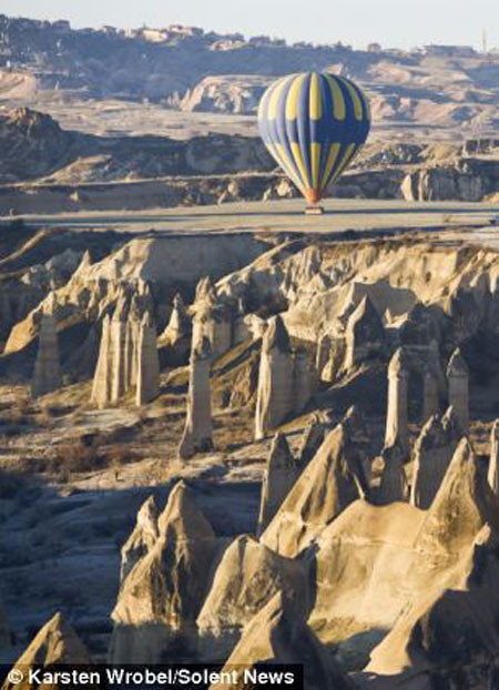 Để có thể chiêm ngưỡng toàn bộ vẻ đẹp và sự độc đáo của “thung lũng của quý” này, các du khách phải đi trên những khinh khí cầu. Những khối đá to, cao tới 40 mét. Mô tả ảnh.