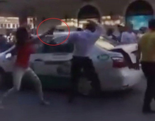 Xôn xao clip 3 cô gái quây đánh tài xế taxi giữa Hà Nội ảnh 1 Xôn xao clip 3 cô gái quây đánh tài xế taxi giữa Hà Nội ảnh 1
