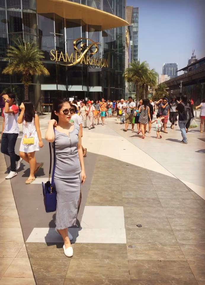 Khánh Thi điệu đà diện váy bầu, Ngọc Trinh hồn nhiên ăn vặt