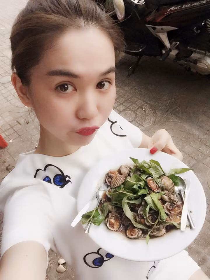 Khánh Thi điệu đà diện váy bầu, Ngọc Trinh hồn nhiên ăn vặt