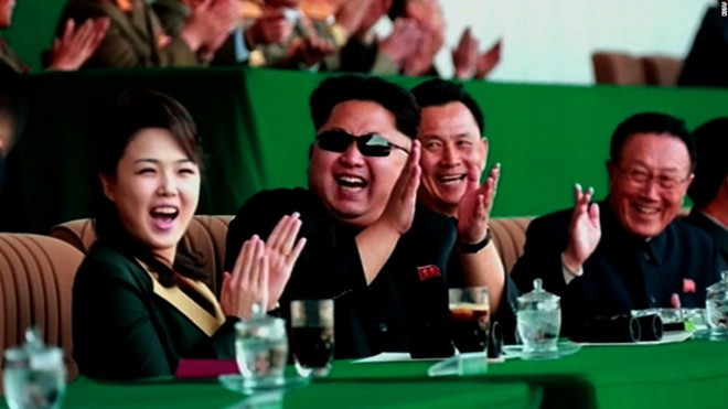 Vào tháng 12/2014, Ri Sol Ju ngồi bên cạnh nhà lãnh đạo Kim Jong Un trên khán đài một sân vận động. Tuy nhiên, người ta không thể xác định vì sao họ hò reo cổ vũ. Các nhà quan sát cho rằng, ông Kim và vợ đang xem một trận đá bóng hoặc theo dõi màn trình diễn của các tàu lượn hiện đại thuộc câu lạc bộ hàng không Bình Nhưỡng. Những lần xuất hiện hiếm hoi của đệ nhất phu nhân Triều Tiên