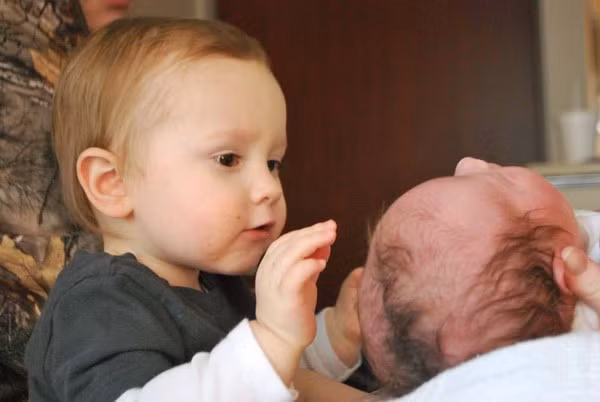 Biểu cảm siêu đáng yêu của con nít khi gặp em của mình lần đầu 28