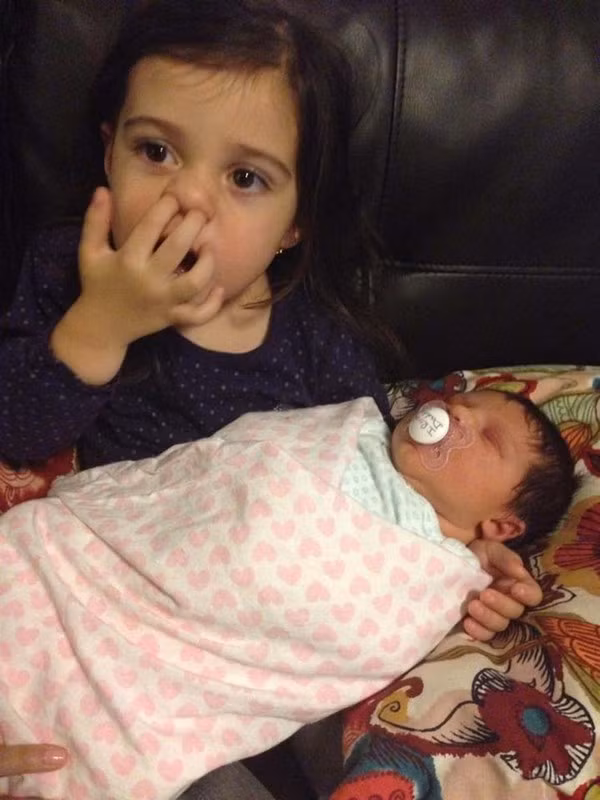 Biểu cảm siêu đáng yêu của con nít khi gặp em của mình lần đầu 18