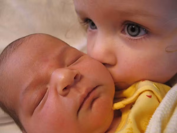 Biểu cảm siêu đáng yêu của con nít khi gặp em của mình lần đầu 13