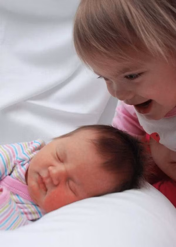 Biểu cảm siêu đáng yêu của con nít khi gặp em của mình lần đầu 19