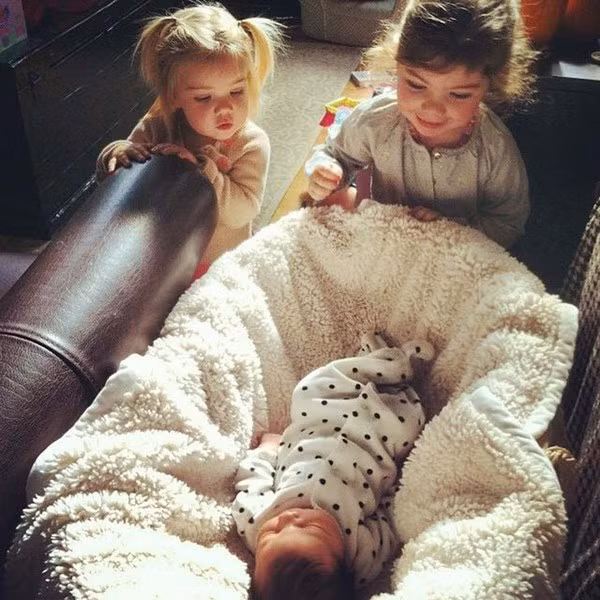 Biểu cảm siêu đáng yêu của con nít khi gặp em của mình lần đầu 25