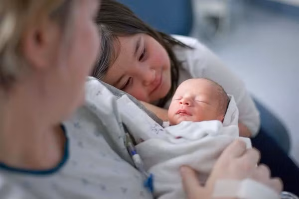 Biểu cảm siêu đáng yêu của con nít khi gặp em của mình lần đầu 23