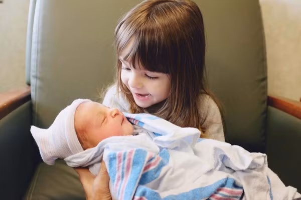 Biểu cảm siêu đáng yêu của con nít khi gặp em của mình lần đầu 24