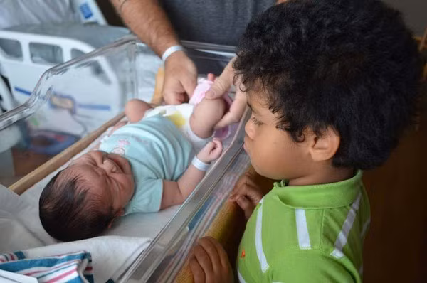 Biểu cảm siêu đáng yêu của con nít khi gặp em của mình lần đầu 3