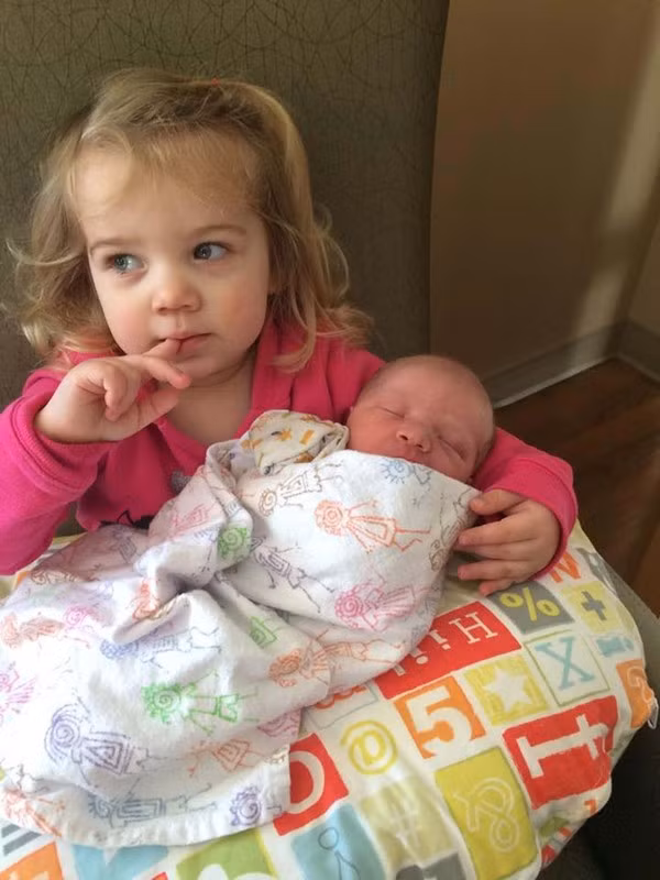 Biểu cảm siêu đáng yêu của con nít khi gặp em của mình lần đầu 27