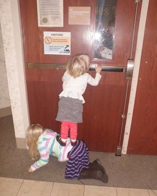 Biểu cảm siêu đáng yêu của con nít khi gặp em của mình lần đầu