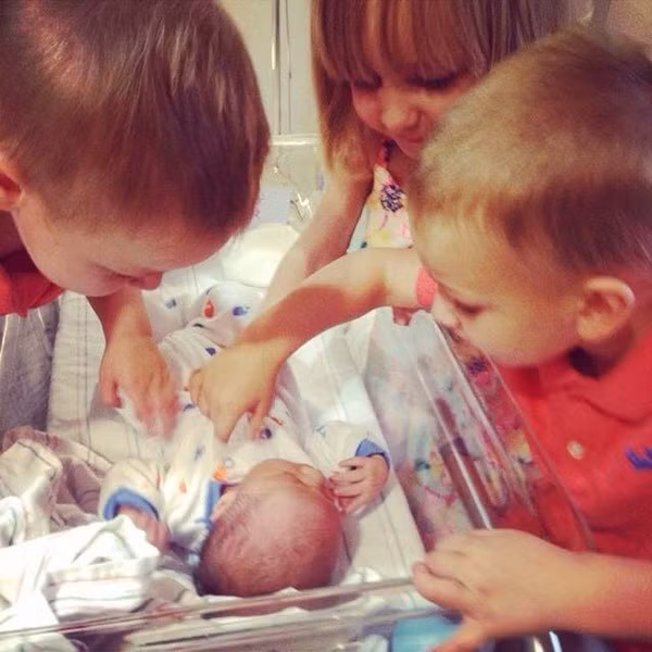 Biểu cảm siêu đáng yêu của con nít khi gặp em của mình lần đầu 15