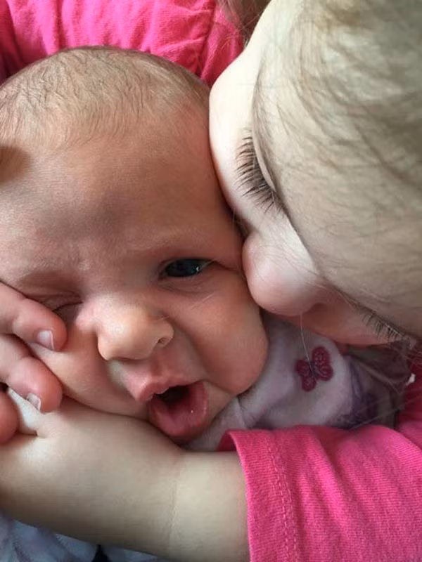 Biểu cảm siêu đáng yêu của con nít khi gặp em của mình lần đầu 9