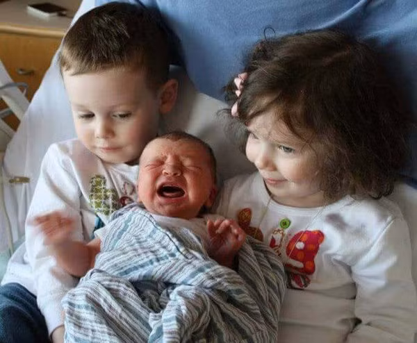 Biểu cảm siêu đáng yêu của con nít khi gặp em của mình lần đầu 21