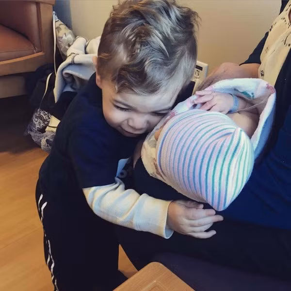 Biểu cảm siêu đáng yêu của con nít khi gặp em của mình lần đầu 17