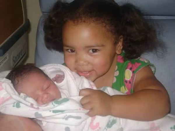 Biểu cảm siêu đáng yêu của con nít khi gặp em của mình lần đầu 5