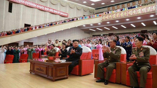 Cuối năm 2014, vợ chồng nhà lãnh đạo Kim Jong Un tới dự sự kiện tại Hội trường Văn hóa Bình Nhưỡng. Diễn viên là gia đình các binh sĩ quân đội Triều Tiên. Những lần xuất hiện hiếm hoi của đệ nhất phu nhân Triều Tiên