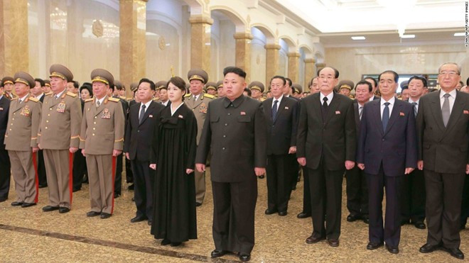Ngày 17/12/2014, ông Kim Jong Un và phu nhân Ri Sol Ju cùng các quan chức Triều Tiên tới lăng Kumsusan nhân kỷ niệm 3 năm ngày mất của cố chủ tịch Kim Jong Il. Những lần xuất hiện hiếm hoi của đệ nhất phu nhân Triều Tiên