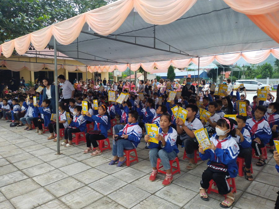 279 học sinh trường Tiểu học Thần Sa được nhận vở viết, mũ ấm của CLB Nụ cường cho em tỉnh Thái Nguyên trao tặng. 279 học sinh trường Tiểu học Thần Sa được nhận vở viết, mũ ấm của CLB Nụ cường cho em tỉnh Thái Nguyên trao tặng.