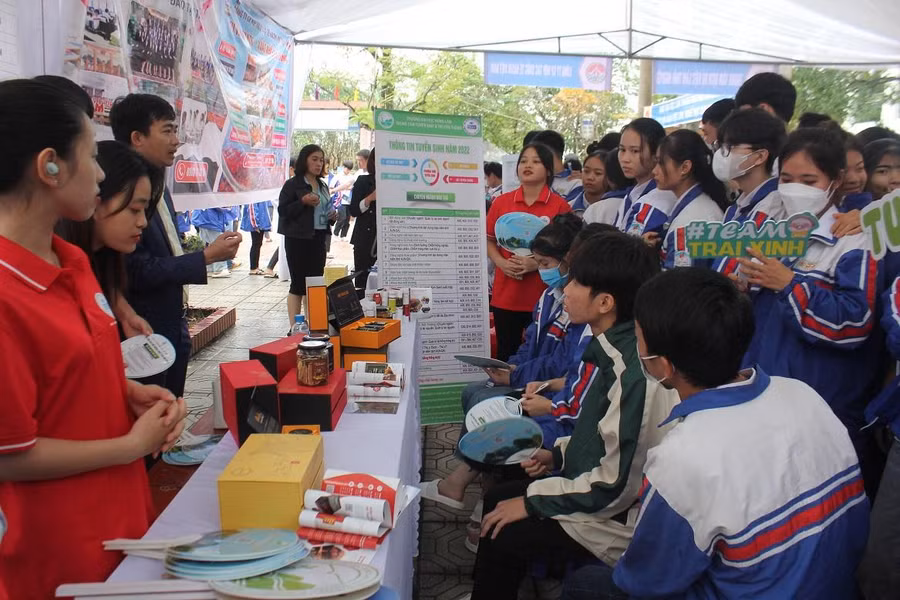 Các em học sinh trường THPT Bắc Sơn lắng nghe cán bộ trường ĐH Nông lâm - ĐHTN tư vấn lựa chọn ngành nghề đào tạo.