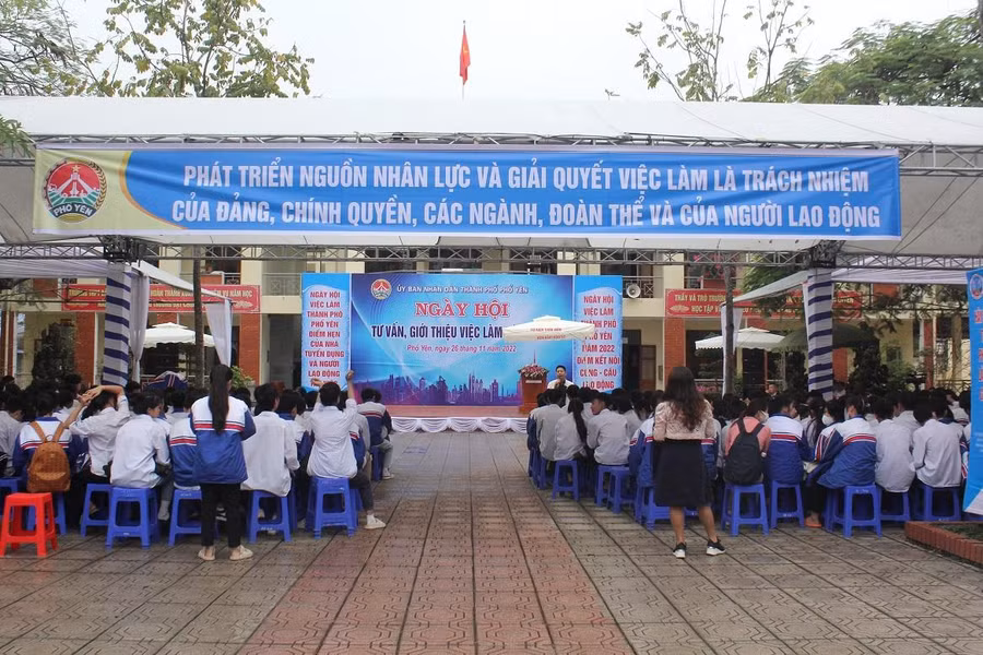 Ngày hội tư vấn, giới thiệu việc làm tại trường THPT Bắc Sơn, TP Phổ Yên, tỉnh Thái Nguyên.
