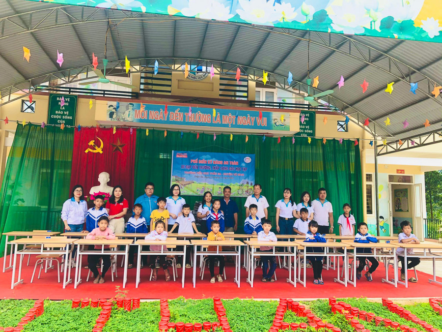 Câu lạc bộ(CLB) "Nụ cười cho em" tỉnh Thái Nguyên đã trao tặng bàn học cho trường Tiểu học Thần Sa, huyện Võ Nhai. Câu lạc bộ(CLB) "Nụ cười cho em" tỉnh Thái Nguyên đã trao tặng bàn học cho trường Tiểu học Thần Sa, huyện Võ Nhai.
