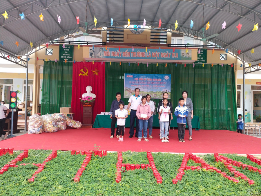 CLB Nụ cười cho em tỉnh Thái Nguyên tặng 04 suất học bổng cho các em học sinh nghèo vượt khó học giỏi trường Tiểu học Thần Sa CLB Nụ cười cho em tỉnh Thái Nguyên tặng 04 suất học bổng cho các em học sinh nghèo vượt khó học giỏi trường Tiểu học Thần Sa