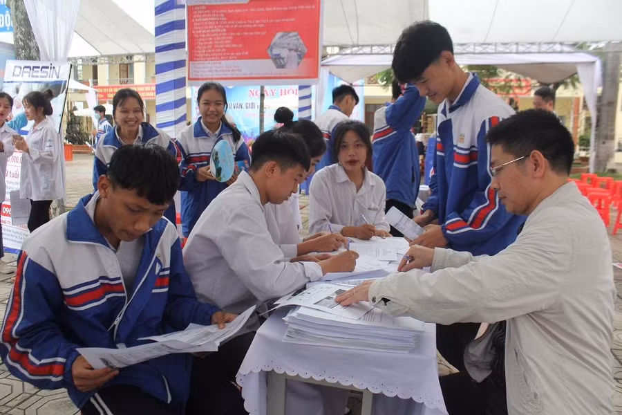 Các doanh nghiệp tham gia tư vấn, giới thiệu việc làm cho các em học sinh trường THPT Bắc Sơn, TP Phổ Yên.