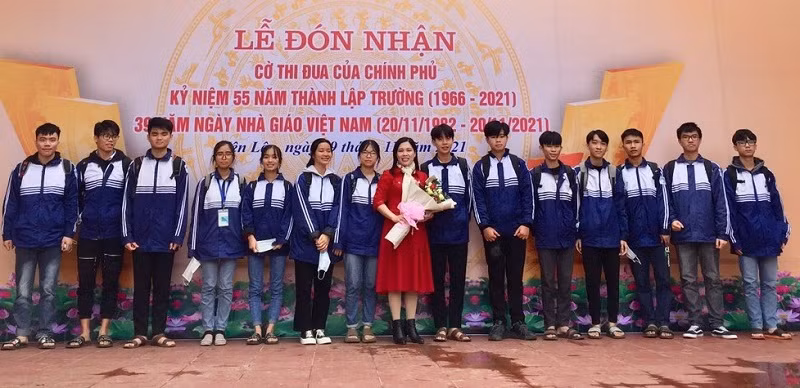 Cô và trò Trường THPT Yên Lập (Phú Thọ) trong Lễ đón nhận cờ thi đua của Chính phủ năm 2021.