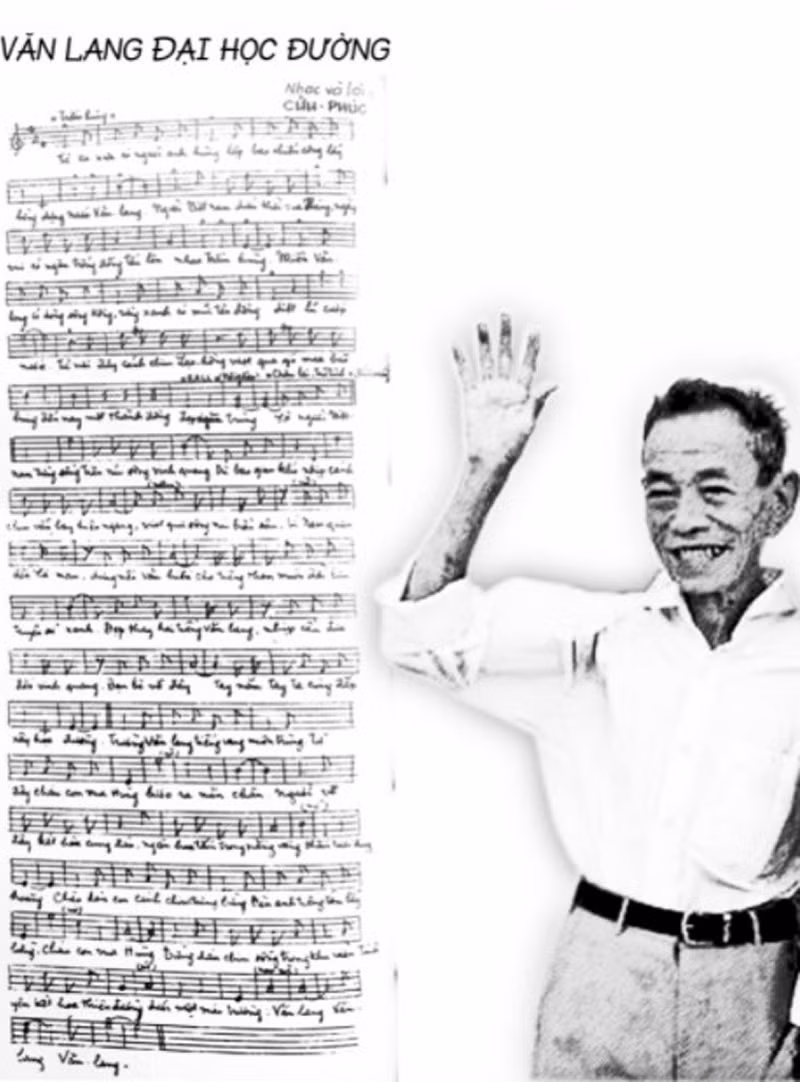 Nhạc sĩ Cửu Phúc và bản viết tay ca khúc “Văn Lang Đại học đường”.