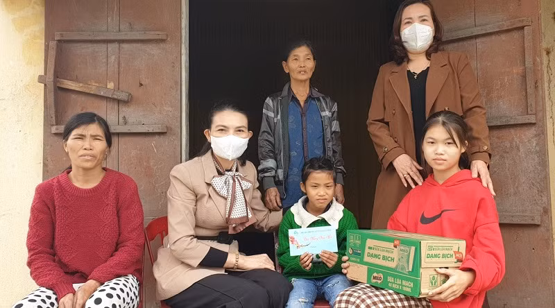 Hội Liên hiệp Phụ nữ Quảng Bình đã đỡ đầu cho trên 150 trẻ em, học sinh mồ côi.