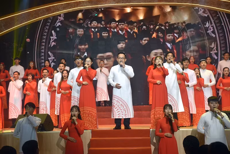 Cán bộ, sinh viên VLU trình bày ca khúc “Văn Lang Đại học đường” tại lễ kỷ niệm 25 năm thành lập trường (2020). Ảnh: NTCC