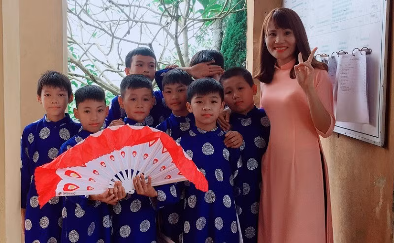 Cô Hán Thị Ngát và học sinh Trường THCS Đan Thượng, Hạ Hòa, Phú Thọ.