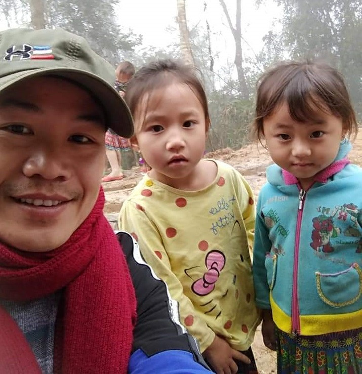 Thầy Thành cùng những đứa trẻ vùng cao. Thầy Thành cùng những đứa trẻ vùng cao.